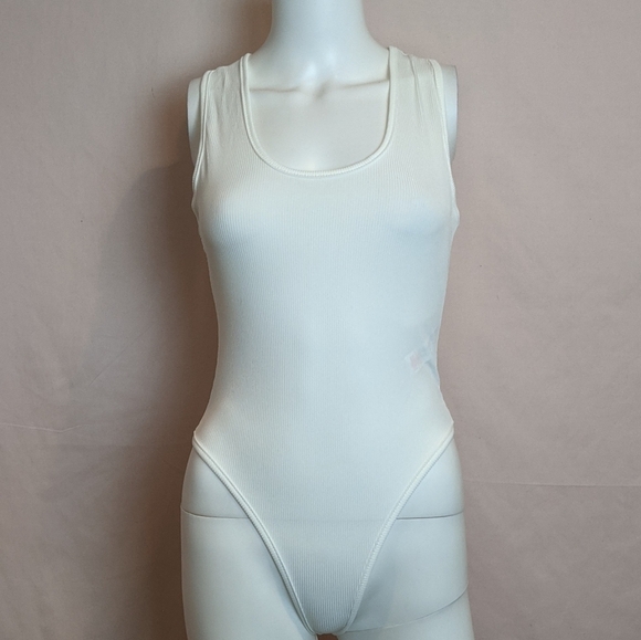 Boohoo Plunge Neck Sleeveless Ribbed Bodysuit - Picture 1 of 5